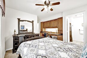 Rustic Charm - 1 mi to Downtown - Grill and Firepit