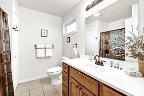 Rustic Charm - 1 mi to Downtown - Grill and Firepit