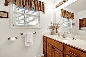 Rustic Charm - 1 mi to Downtown - Grill and Firepit