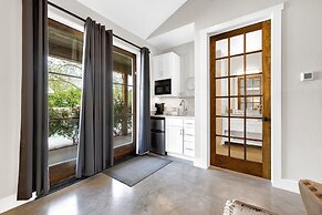 Schubert Inn Suite-b With Pool & Grill - Walk to Main