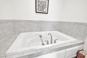 Schubert Inn Suite A With Pool-grill - 2blks to Main