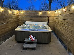 Stylish Home - Lrg Yard With Games Grill & Hot Tub
