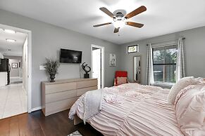 Stylish Home - Lrg Yard With Games Grill & Hot Tub