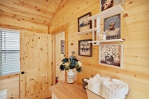 Stunning Cabin Right on Main St!