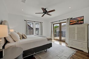 Schubert Inn-main With Pool and Grill - 2blks to Main