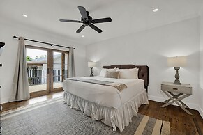 Schubert Inn-main With Pool and Grill - 2blks to Main