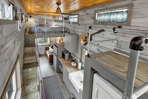 Willie the Modern Tiny Home W/hot-tub & Firetable