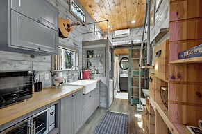 Willie the Modern Tiny Home W/hot-tub & Firetable