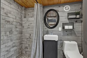 Willie the Modern Tiny Home W/hot-tub & Firetable