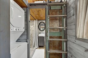 Willie the Modern Tiny Home W/hot-tub & Firetable