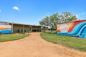 Willie the Modern Tiny Home W/hot-tub & Firetable