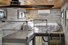 Willie the Modern Tiny Home W/hot-tub & Firetable