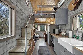 Willie the Modern Tiny Home W/hot-tub & Firetable