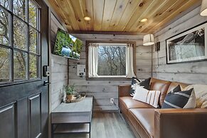 Willie the Modern Tiny Home W/hot-tub & Firetable