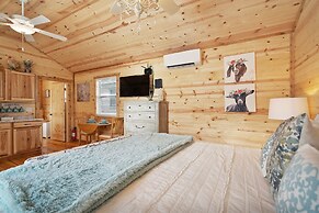 Charming Casita Right on Main St