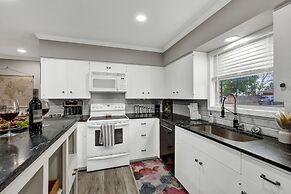 Charming Oasis Hot Tub & Fire Pit - 1mi to Dwntn