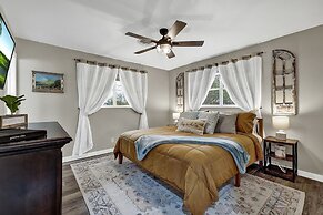 Charming Oasis Hot Tub & Fire Pit - 1mi to Dwntn