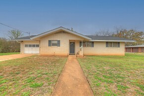 Charming Oasis Hot Tub & Fire Pit - 1mi to Dwntn