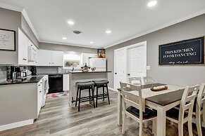 Charming Oasis Hot Tub & Fire Pit - 1mi to Dwntn