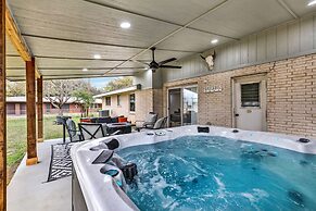 Charming Oasis Hot Tub & Fire Pit - 1mi to Dwntn