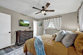 Charming Oasis Hot Tub & Fire Pit - 1mi to Dwntn