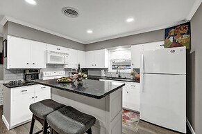 Charming Oasis Hot Tub & Fire Pit - 1mi to Dwntn