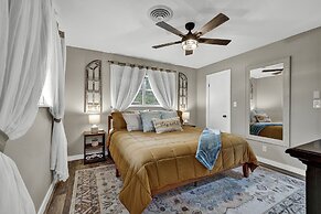 Charming Oasis Hot Tub & Fire Pit - 1mi to Dwntn