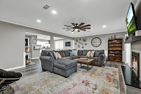 Charming Oasis Hot Tub & Fire Pit - 1mi to Dwntn