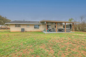 Charming Oasis Hot Tub & Fire Pit - 1mi to Dwntn