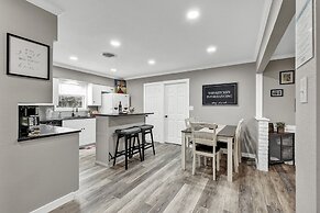 Charming Oasis Hot Tub & Fire Pit - 1mi to Dwntn