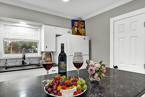 Charming Oasis Hot Tub & Fire Pit - 1mi to Dwntn