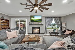 Charming Oasis Hot Tub & Fire Pit - 1mi to Dwntn