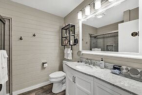 Charming Oasis Hot Tub & Fire Pit - 1mi to Dwntn