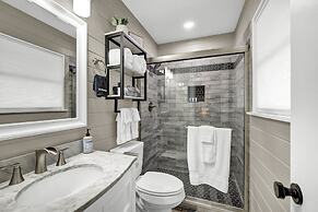 Charming Oasis Hot Tub & Fire Pit - 1mi to Dwntn