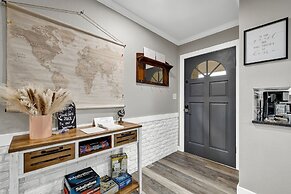 Charming Oasis Hot Tub & Fire Pit - 1mi to Dwntn