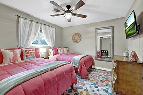 Charming Oasis Hot Tub & Fire Pit - 1mi to Dwntn