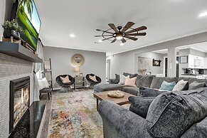 Charming Oasis Hot Tub & Fire Pit - 1mi to Dwntn