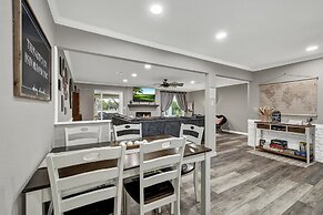 Charming Oasis Hot Tub & Fire Pit - 1mi to Dwntn