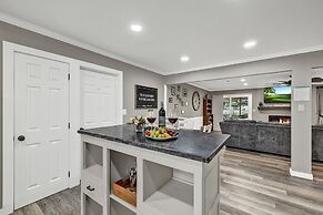 Charming Oasis Hot Tub & Fire Pit - 1mi to Dwntn