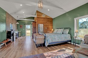 Luxury Cabin-right Across From Albert Dance Hall!