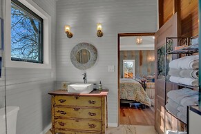 Luxury Cabin-right Across From Albert Dance Hall!