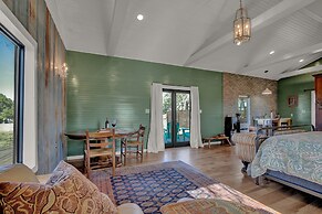 Luxury Cabin-right Across From Albert Dance Hall!