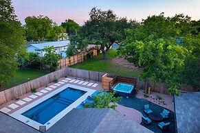 Das Weinhaus Pool & Hot Tub - Walk to Main St