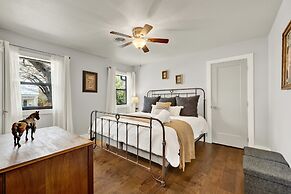 Das Weinhaus Pool & Hot Tub - Walk to Main St