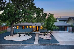 Das Weinhaus Pool & Hot Tub - Walk to Main St