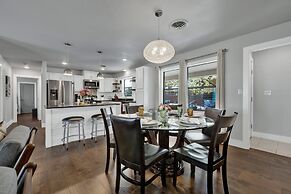 Das Weinhaus Pool & Hot Tub - Walk to Main St