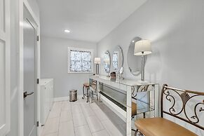 Das Weinhaus Pool & Hot Tub - Walk to Main St