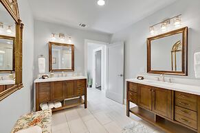 Das Weinhaus Pool & Hot Tub - Walk to Main St