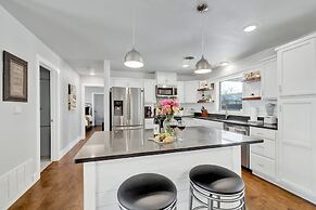 Das Weinhaus Pool & Hot Tub - Walk to Main St