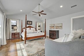 Das Weinhaus Pool & Hot Tub - Walk to Main St